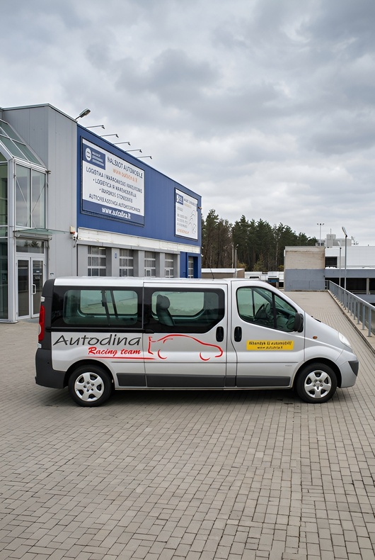 Autodina komercinis transportas su logotipais ir reklama